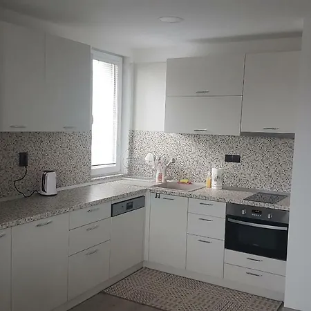 Roza Apartment Warna
