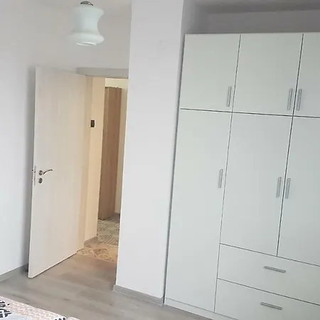 Roza Apartment Warna
